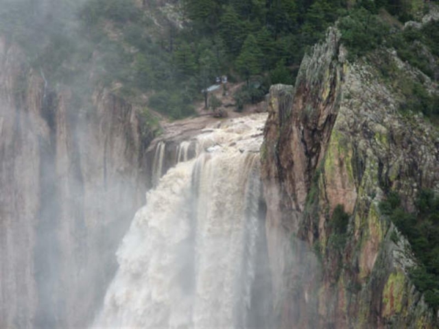  Abseilen in Wasserfällen 
